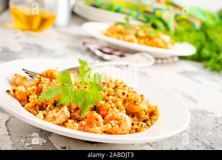 Gebratene Bulgur mit Garnelen auf weiße Platte Stockfoto