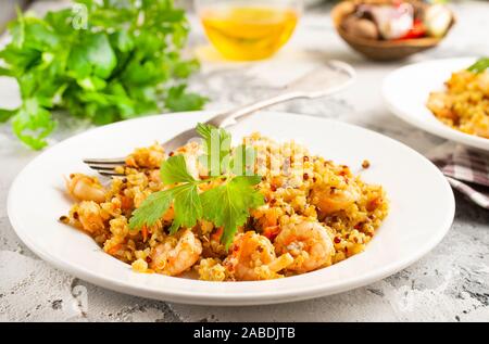 Gebratene Bulgur mit Garnelen auf weiße Platte Stockfoto