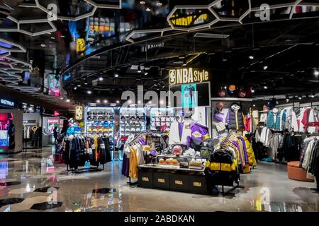 Kein Kunde wird ein NBA Store, dessen Mitarbeiter sagt, er hat kein Problem, Jobs ändern, und wo die Produkte der Houston Rockets, ein Basketball Team in Stockfoto