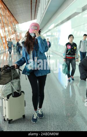 Taiwanesische Modell, Schauspielerin, Sängerin und Fernsehen host Lin Zhiling oder Lin Chi-ling, kommt an einem Flughafen Peking vor Abreise in Peking, China, 13. Stockfoto