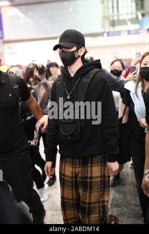 Chinesische Sänger und Rapper Cai Xukun kommt an einem Flughafen Peking nach der Landung in Peking, China, 13. Oktober 2019. Stockfoto