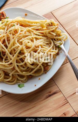 Italienische Spaghetti pasta mollicata mit semmelbröseln Parmesan in einem Sardellen Weißweinsauce Stockfoto