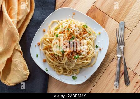 Italienische Spaghetti pasta mollicata mit semmelbröseln Parmesan in einem Sardellen Weißweinsauce Stockfoto