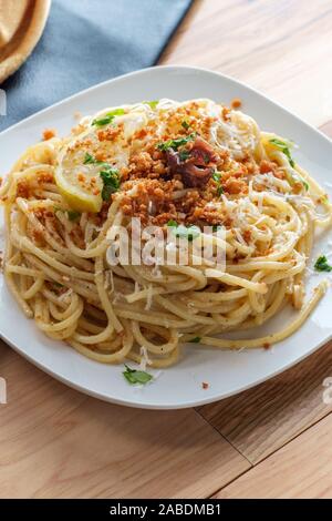 Italienische Spaghetti pasta mollicata mit semmelbröseln Parmesan in einem Sardellen Weißweinsauce Stockfoto