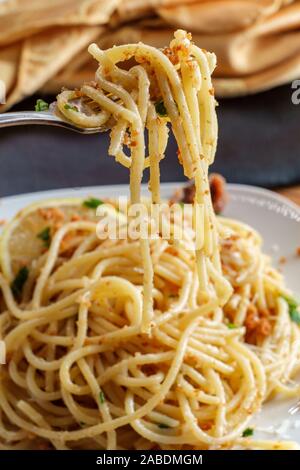 Italienische Spaghetti pasta mollicata mit semmelbröseln Parmesan in einem Sardellen Weißweinsauce Stockfoto