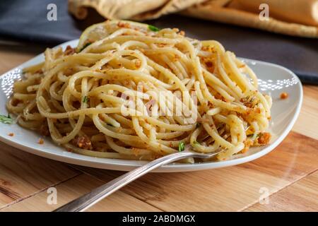 Italienische Spaghetti pasta mollicata mit semmelbröseln Parmesan in einem Sardellen Weißweinsauce Stockfoto