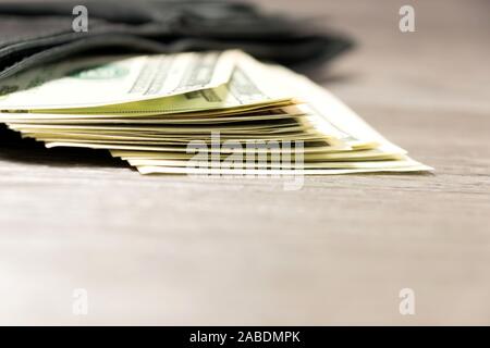 Geldbeutel und Dollarscheine Stockfoto