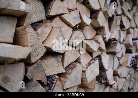 Woodpile mit Kamin Holz gestapelt. Alternative, erneuerbare Energien Stockfoto