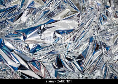 Dekoration Hintergrund aus Metall zerknitterte Folie, glänzend Silber Oberfläche Stockfoto