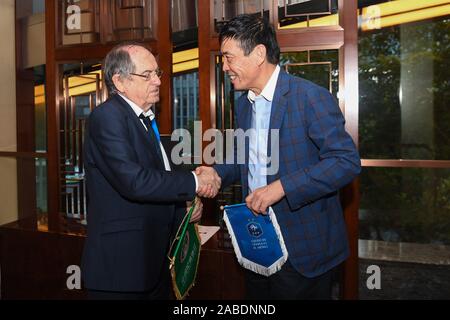 Präsident der chinesischen Football Association (CFA) Chen Xuyuan, rechts, und der Präsident der Französischen Fußball-Verband (FFF) Noel Le Tolles, Links, Mee Stockfoto