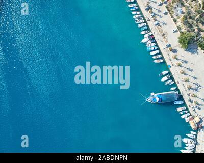 Blick von oben auf die Yachten in der Marina vor Anker. Stockfoto