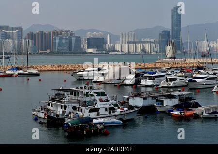 Ein Blick auf eine Oase voller Yacht und andere Schiffe in der Causeway Bay, South China Hong Kong Special Administrative Region, 22. Oktober 2019. ** Stockfoto