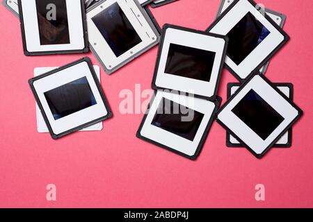 Objektträger auf eine rosa Tabelle. Stockfoto