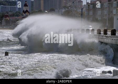 Riesige Wellen, die durch leistungsfähige kalte Luft verursacht Beat das Ufer in Yantai, Provinz Shandong, China vom 14. Oktober 2019. *** Local Caption *** fachaoshi Stockfoto