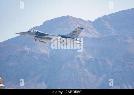 Las Vegas, Nov. 17: F-22 Raptor fliegen Demo im USAF Air Show in Nellis Air Force Base am 17.November, 2019 in Las Vegas, Nevada Stockfoto
