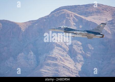 Las Vegas, Nov. 17: F-22 Raptor fliegen Demo im USAF Air Show in Nellis Air Force Base am 17.November, 2019 in Las Vegas, Nevada Stockfoto