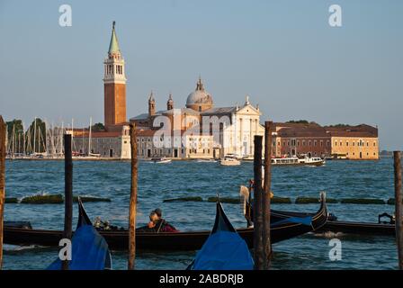 Venedig, Italien: traditionellen Gondel auf den Canal Grande und die Kirche San Giorgio Maggiore im Hintergrund, San Marco Stockfoto