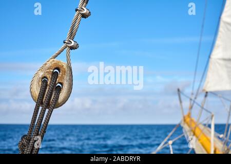 Nahaufnahme Bild einer alten hölzernen Riemenscheibe, selektive konzentrieren. Stockfoto