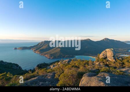 Schöne Antenne Landschaft der blaue Meer und die Berge. Freycinet National Park, Tasmanien. Australien Stockfoto