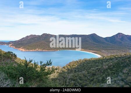 Panoramaaussicht auf wunderschönen Wineglass Bay Strand von Mount Amos. Freycinet National Park, Australien Stockfoto