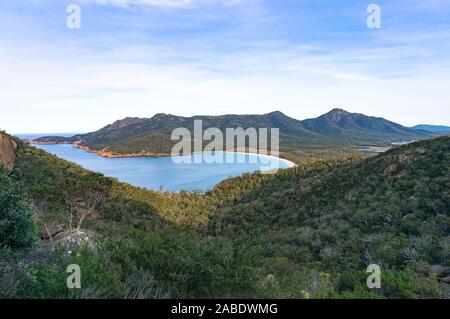 Luftaufnahme auf Wineglass Bay Strand und Freycinet National Park. Tasmanien, Australien Stockfoto