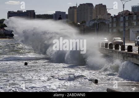 Riesige Wellen, die durch leistungsfähige kalte Luft verursacht Beat das Ufer in Yantai, Provinz Shandong, China vom 14. Oktober 2019. *** Local Caption *** fachaoshi Stockfoto