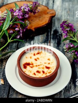 Türkische Milch pudding sutlach Wüste in der Keramik Schüssel Stockfoto