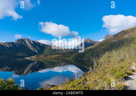 Berglandschaft mit See- und Wanderweg. Cradle Mountain, St Claire Nationalpark, Tasmanien, Australien Stockfoto