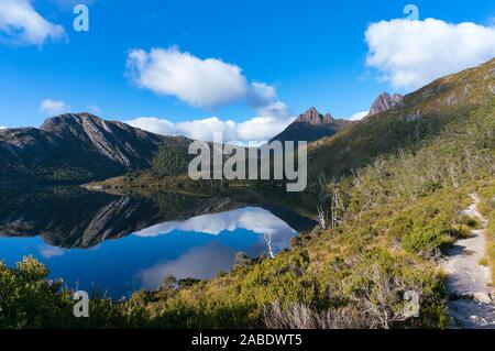 Berglandschaft mit See- und Wanderweg. Cradle Mountain, St Claire Nationalpark, Tasmanien, Australien Stockfoto