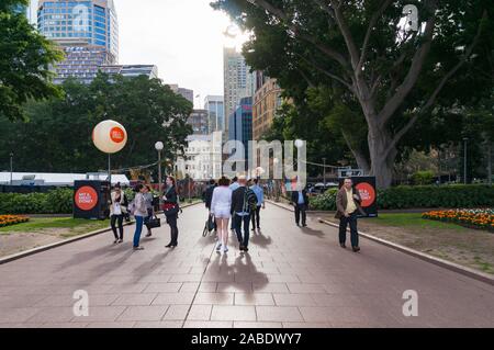 Sydney, Australien - Oktober 10, 2014: Die Menschen im Hyde Park während der Kunst und über Sydney Festival Stockfoto