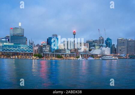 Sydney, Australien - 22. November 2014: Sydney stadtbild an der blauen Stunde, Darling Harbour View Stockfoto