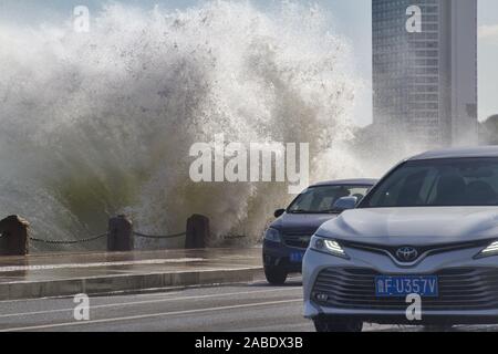 Riesige Wellen, die durch leistungsfähige kalte Luft verursacht Beat das Ufer in Yantai, Provinz Shandong, China vom 14. Oktober 2019. *** Local Caption *** fachaoshi Stockfoto