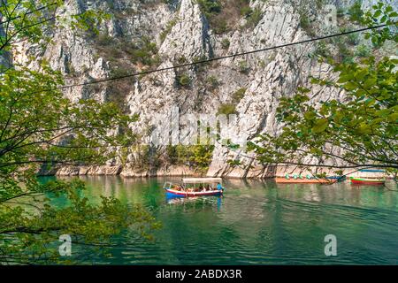 SKOPJE, MAZEDONIEN - August 8, 2019: Blick auf Matka Canyon. Schönsten mit Bootstouren Touristische Attraktion in der Nähe von Skopje. Stockfoto