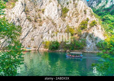 SKOPJE, MAZEDONIEN - August 8, 2019: Blick auf Matka Canyon. Schönsten mit Bootstouren Touristische Attraktion in der Nähe von Skopje. Stockfoto