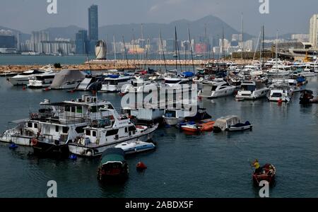 Ein Blick auf eine Oase voller Yacht und andere Schiffe in der Causeway Bay, South China Hong Kong Special Administrative Region, 22. Oktober 2019. ** Stockfoto