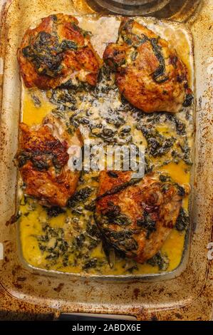 Italienische Zitrone Butter Chicken Schenkel mit cremige Knoblauchsauce in backen Kasserolle Stockfoto