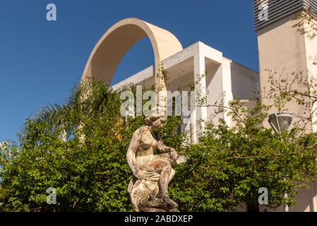 Urbane Landschaft und Architektur in kulturelle Elemente, die in der Skulptur und die Gärten von einem Platz in einer Stadt, in das Innere von Brasilien ausgesetzt. Stockfoto