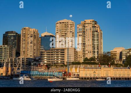 Milsons Point skyline wih Vollmond über Gebäude und Lavendel Bucht mit Yachten. Sydney, Australien Stockfoto