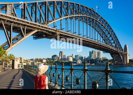 Frau in helle Top und hat gegen die Sydney Harbour Bridge im Hintergrund. Reiseziel Konzept Stockfoto