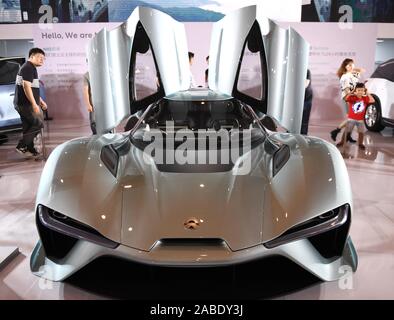 Leute schauen auf NIO EP 9, eine elektrisch betriebene, zweisitzigen Sportwagen auf dem 18. Internationalen Automobil Ausstellung in Nanjing Nanjing, East China Jian Stockfoto