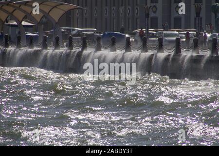 Riesige Wellen, die durch leistungsfähige kalte Luft verursacht Beat das Ufer in Yantai, Provinz Shandong, China vom 14. Oktober 2019. *** Local Caption *** fachaoshi Stockfoto