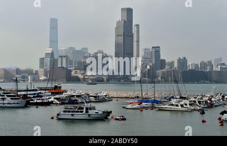 Ein Blick auf eine Oase voller Yacht und andere Schiffe in der Causeway Bay, South China Hong Kong Special Administrative Region, 22. Oktober 2019. ** Stockfoto