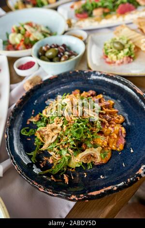 Gebratenes Rindfleisch, Gemüse, Karotte und Austernsauce. In Scheiben geschnitten gegrilltes Rindfleisch Grill Roastbeef Steak und Salat mit Rucola. Verschiedene Snacks und Vorspeisen auf Stockfoto