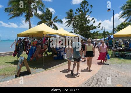 Airlie Beach, Australien - Februar 04, 2017: Samstag Bauernmarkt in Airlie Beach mit Menschen stralling entlang Anbieter Stände und Palmen auf der b Stockfoto