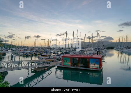 Airlie Beach, Australien - Februar 4, 2017: Abel Point Marina in Airlie Beach mit Yachten am Liegeplatz und helipot Stockfoto