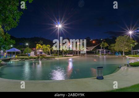 Airlie Beach, Australien - Februar 4, 2017: Airlie Beach Lagoon in der Nacht. Künstliche Lagune von Palmen umgeben. Airlie Beach ist beliebt tropischen Stockfoto