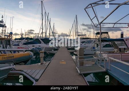 Airlie Beach, Australien - Februar 4, 2017: Abel Point Marina Liegeplatz, Liegeplätze mit Yachten und Boote bei Sonnenuntergang, bei Dämmerung Stockfoto