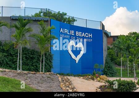 Airlie Beach, Australien - Februar 5, 2017: Airlie Beach Aussichtsplattform und Banner. Airlie Beach ist ein beliebtes Touristenziel für Great Barrier ein Stockfoto