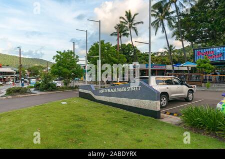 Airlie Beach, Australien - Februar 5, 2017: Airlie Beach Main Street urbane Landschaft Stockfoto