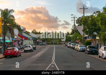 Airlie Beach, Australien - Februar 5, 2017: Airlie Beach Main Street, Straße bei Sonnenuntergang Stockfoto